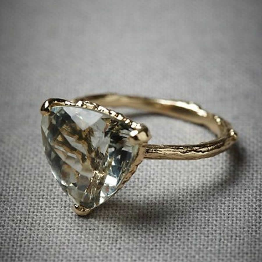 los-anillos-de-compromiso-con-diamantes-geometricos-seguiran-siendo-tendencia-en-2022