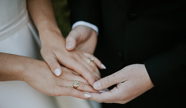 Cada vez son más las parejas modernas que eligen los anillos de sello como  alianzas de boda alternativas : Fiancee Bodas