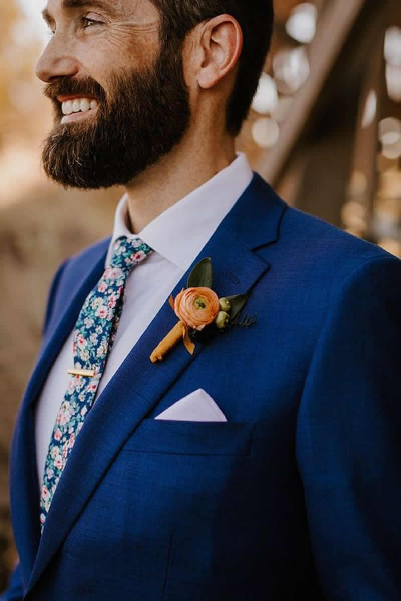 Modernas corbatas de estampado floral para elevar el look del novio una boda de primavera : Fiancee Bodas