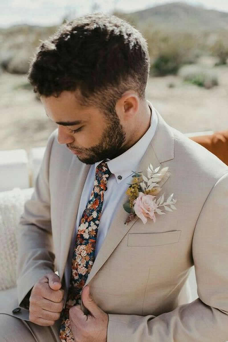 corbatas de estampado floral para elevar el look del novio en una boda de primavera : Bodas