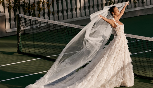 Las flores tridimensionales en vestidos de novia será la tendencia nupcial  más romántica del 2023 : Fiancee Bodas