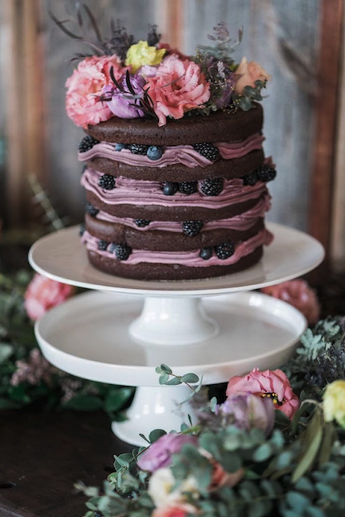 FIANCEE BODAS ENE BODAS LOS PASTELES DESNUDOS SE CONVIERTEN EN LA