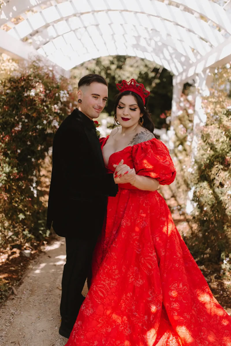 Ideas asombrosas para usar un vestido de novia en color rojo el día de tu boda : Fiancee Bodas