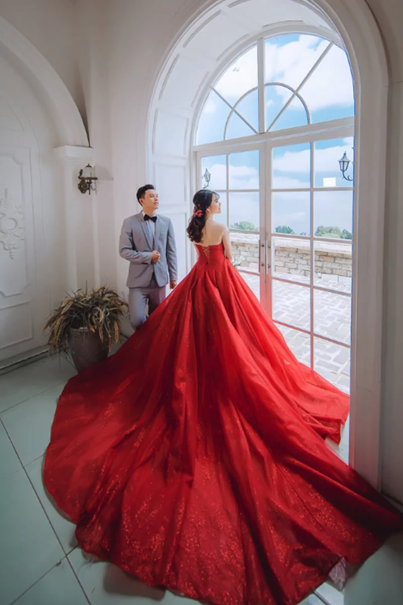 Ideas asombrosas para usar un sexy vestido de novia en color rojo el día de  tu boda : Fiancee Bodas