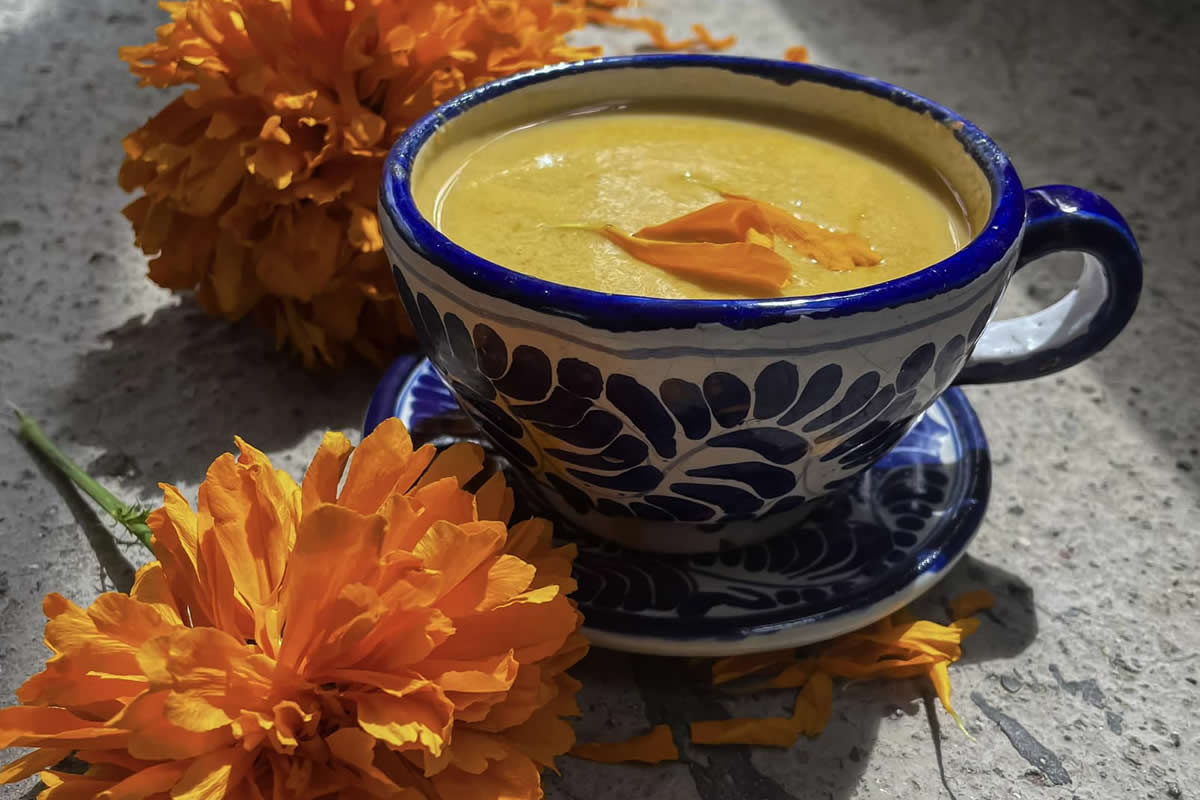 espanta-al-frio-el-dia-de-muertos-con-un-atole-de-cempasuchil-y-mandarina