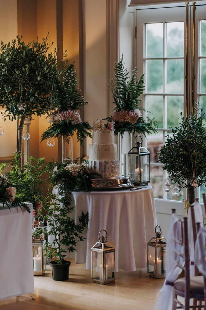 los-centros-de-mesa-con-forma-de-arbol-son-lo-mejor-que-le-pudo-pasar-a-las-recepciones-de-boda-en-espacios-cerrados