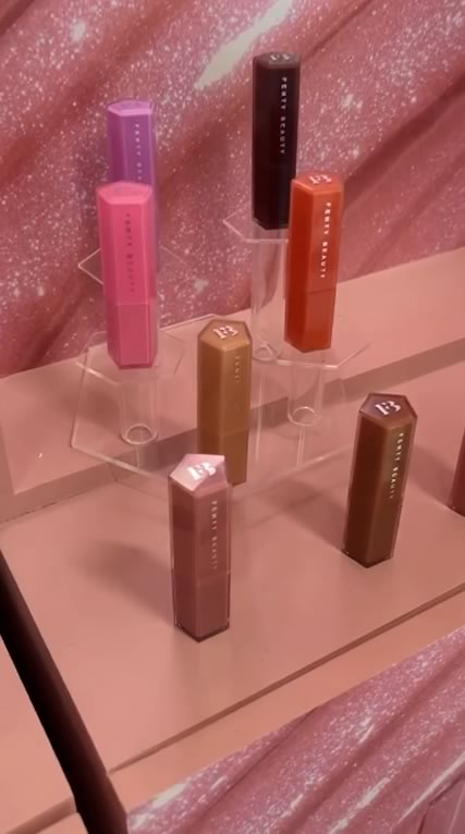 disfruta-de-la-nueva-experiencia-de-fenty-beauty-en-la-gloss-bomb-shop-plaza-satelite-cdmx-y-conoce-el-nuevo-gloss-bomb-oil