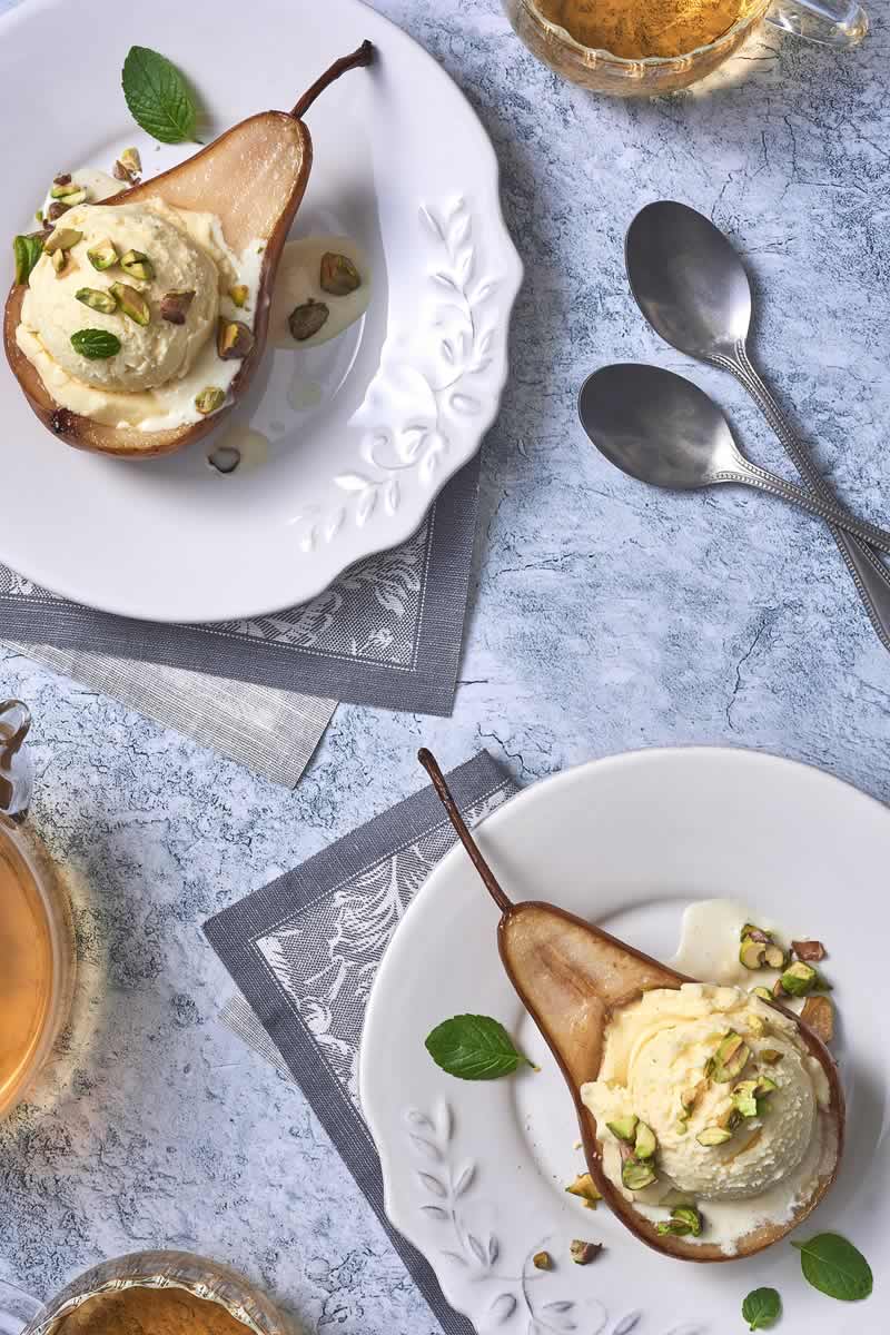 receta-de-peras-pochadas-con-helado-de-vainilla-y-pistaches