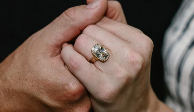 el-impecable-anillo-de-compromiso-de-taylor-swift-valorado-en-500000-libras