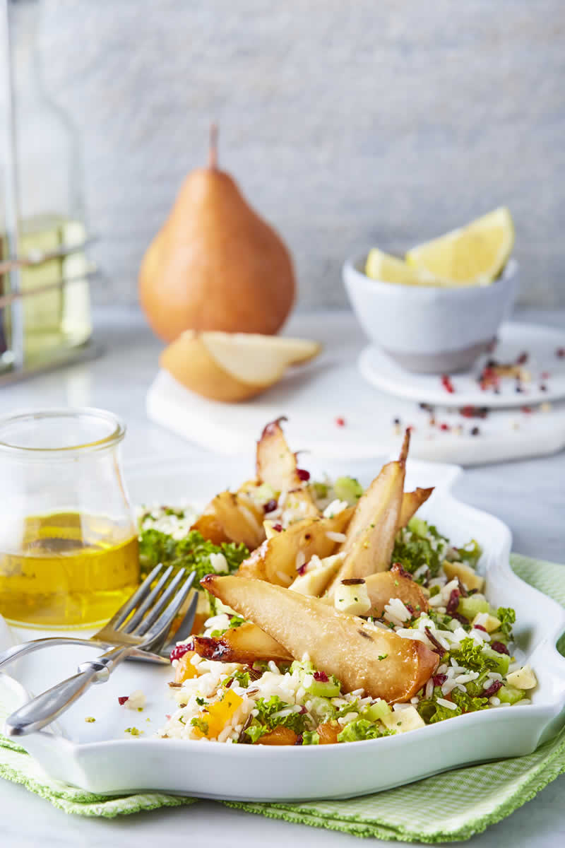 dale-un-giro-a-tus-menus-con-esta-deliciosa-receta-de-ensalada-tibia-de-pera-con-arroz-apio-y-frutos-secos