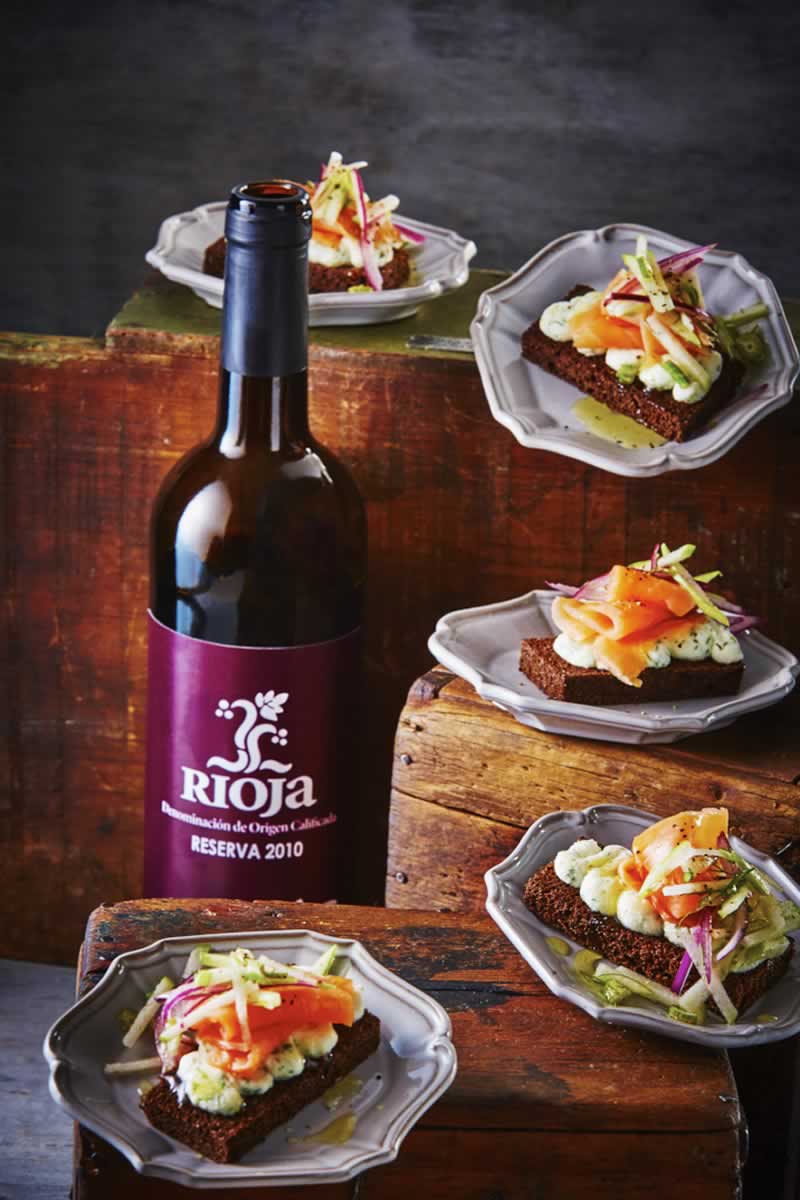 un-clasico-bocadillo-de-verano-facil-y-delicioso-tapas-de-salmon-queso-mascarpone-y-miel