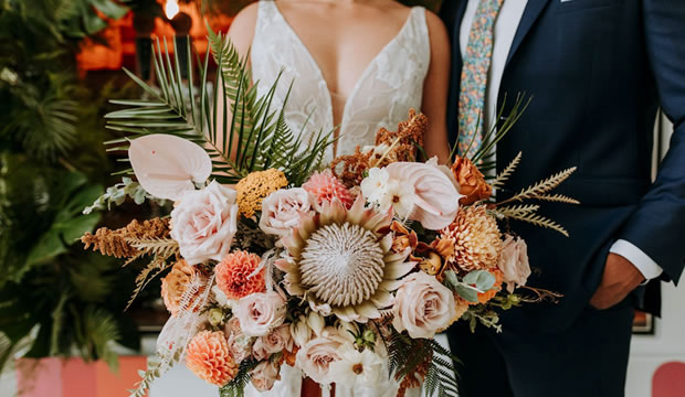 ramos-de-novia-que-son-perfectos-para-bodas-de-estetica-tropical