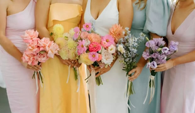 ideas-de-ramos-monocromaticos-para-las-damas-de-honor-de-la-novia