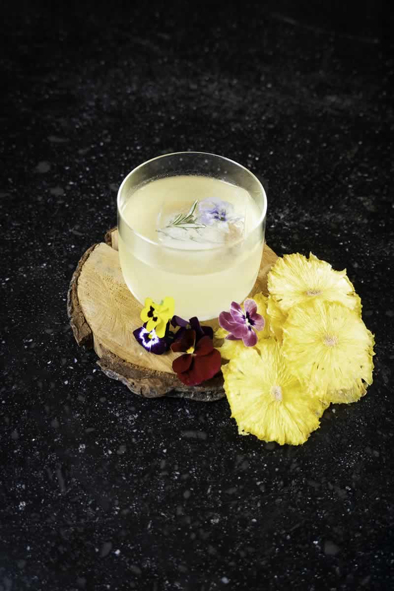 el-famoso-bartender-de-nh-collection-mexico-nos-ensena-a-preparar-el-totonic-nuevo-coctel-del-bar-la-sagrada