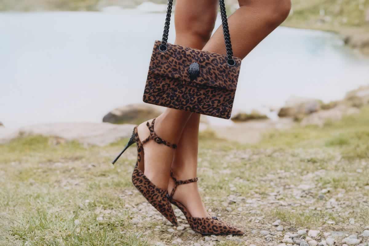 sol-nieve-accesorios-impactantes-y-emili-ratajkowski-asi-es-la-campana-otono---invierno-2025-de-kurt-geiger