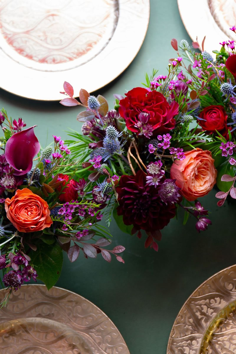 los-tonos-joya-te-ayudaran-a-lograr-una-asombrosa-decoracion-de-mesas-en-tu-recepcion-de-bodas-de-invierno