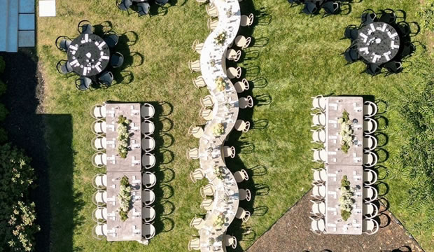 la-tendencia-nupcial-de-las-mesas-ondulantes-o-mesas-serpentina-seguira-siendo-favorita-en-las-recepciones-de-boda-2026