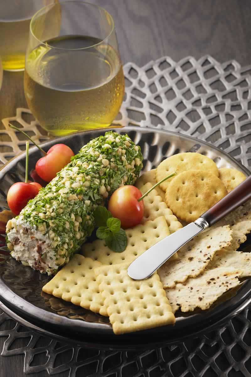 la-receta-de-queso-de-cabra-con-hierbas-y-cacahuate-sera-tu-mejor-aliado-para-los-fines-de-semana