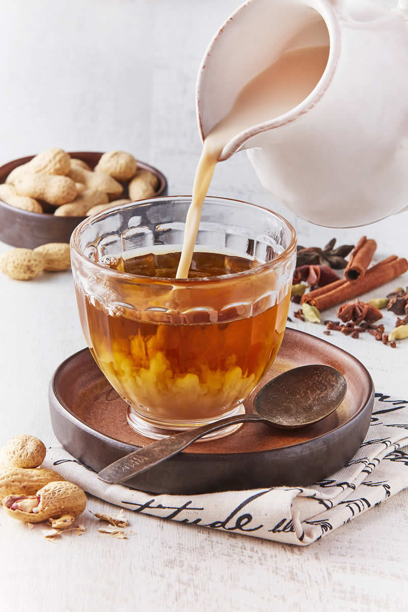 regalate-un-respiro-en-medio-del-caos-de-la-temporada-preparandote-un-delicioso-te-chai-con-leche-de-cacahuate