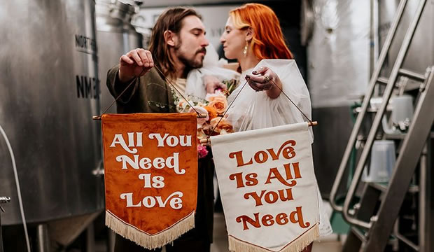 los-estandartes-de-tela-se-convierte-en-los-letreros-de-boda-favoritos-de-las-parejas-que-se-casan-en-2026