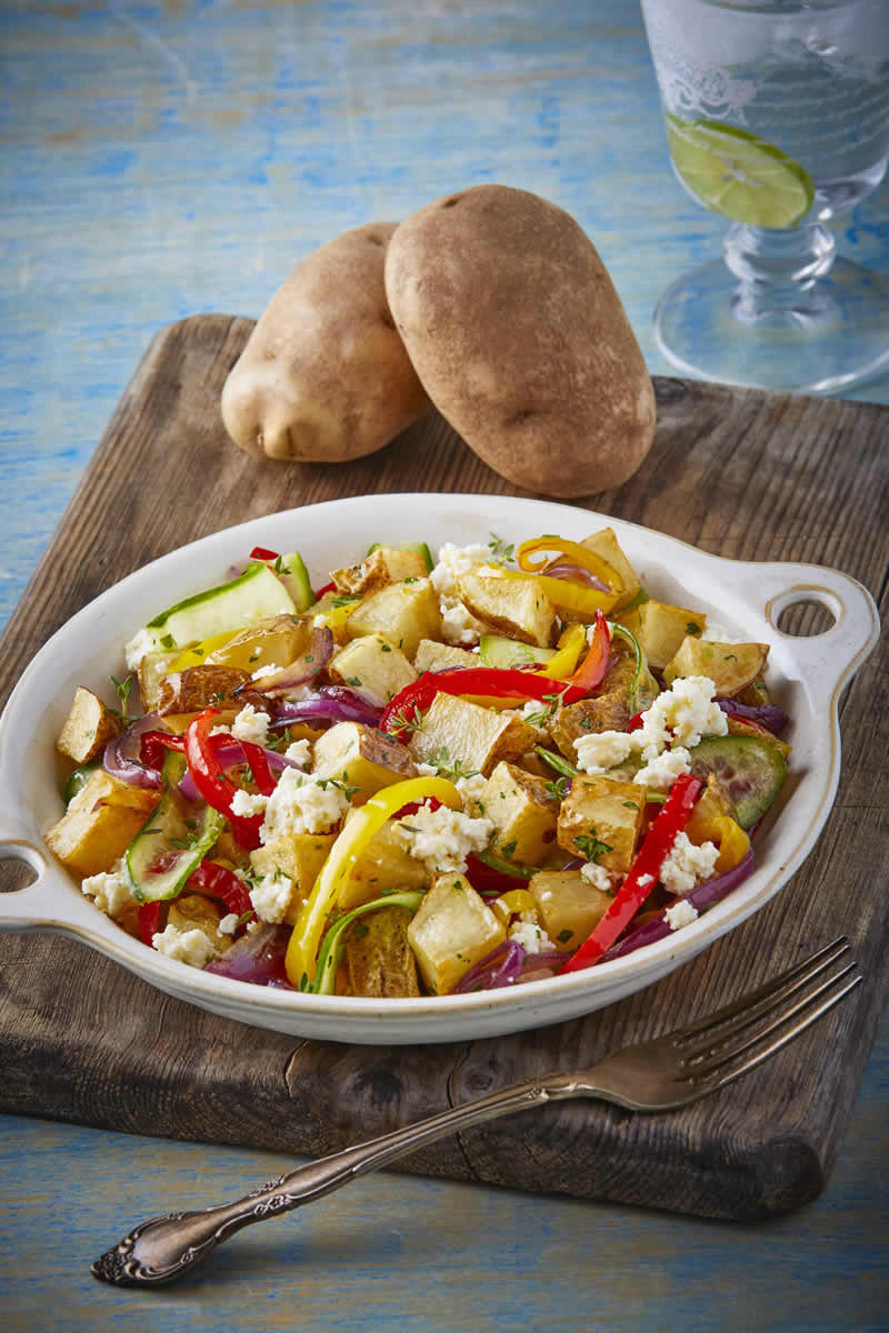 la-ensalada-griega-de-papa-y-pimiento-ademas-de-saludable-es-muy-facil-de-preparar-seguro-se-convierte-en-tu-plato-favorito-de-2026