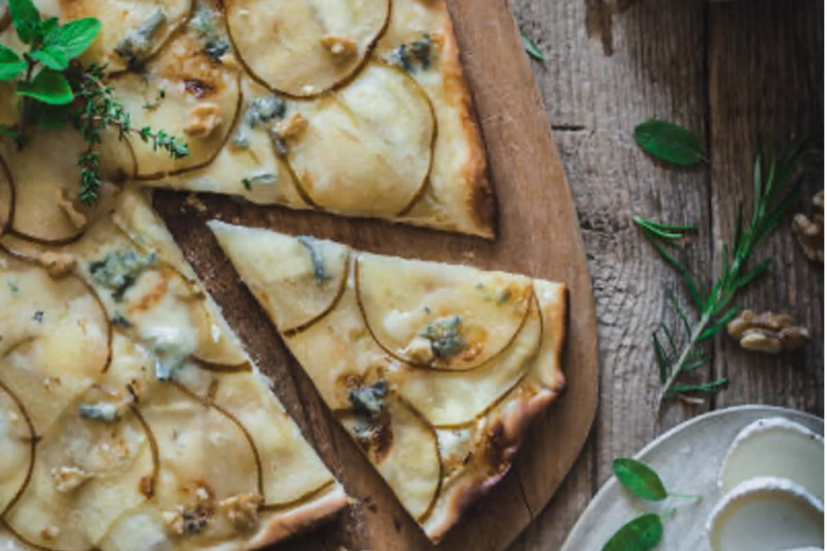 aprende-a-preparar-deliciosas-pizzas-mini-de-pera-y-queso-azul-con-un-toque-de-miel