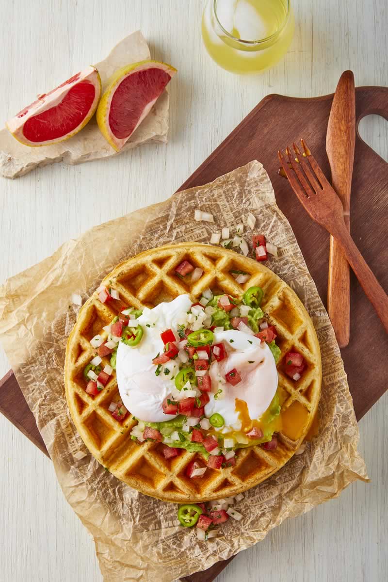receta-de-waffles-de-papa-con-aguacate-y-huevo-pochado