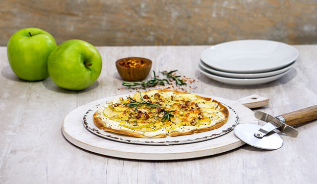 pizzeta-de-manzana-con-quesos-el-snack-perfecto-para-el-fin-de-semana