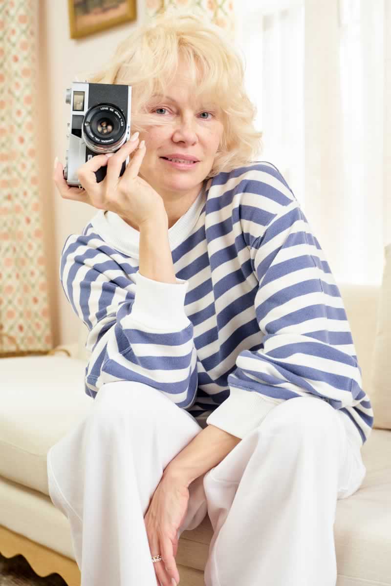 pamela-anderson-se-une-a-aerie-como-embajadora-global-de-100-aerie-real